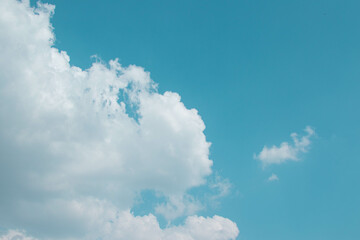 Imagen horizontal del hermoso paisaje celestial con nubes blancas y fondo azul 