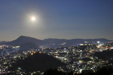 満月と長崎の夜景