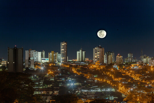 Paisagem noturna de Apucarana, munic&iacute;pio no Paran&aacute;, sul do Brasil. Pr&eacute;dios iluminados pela lua cheia