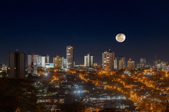 Paisagem noturna de Apucarana, munic&iacute;pio no Paran&aacute;, sul do Brasil. Pr&eacute;dios iluminados pela lua cheia
