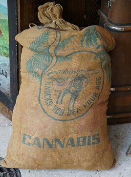 Jute Sack mit der Aufschrift Canabis, Kocks you out of your Ass