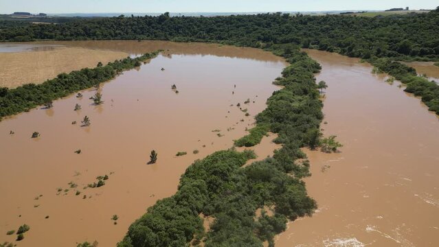 Road close to being flooded in the city of Ponta Grossa, in Paran&aacute;, Brazil, on the BR376 highway, known as the coffee highway. Heavy rains increased the volume of water, overflowing into agriculture
