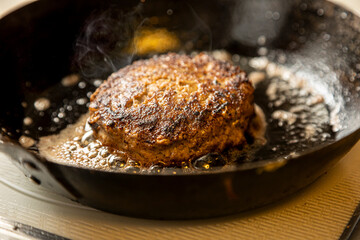 フライパンで焼くハンバーグ