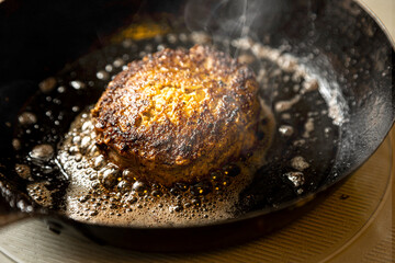 フライパンで焼くハンバーグ