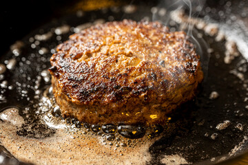 フライパンで焼くハンバーグ