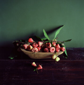 A plate of rose apple