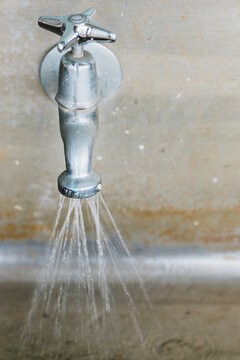 Vintage tap with spray nozzle