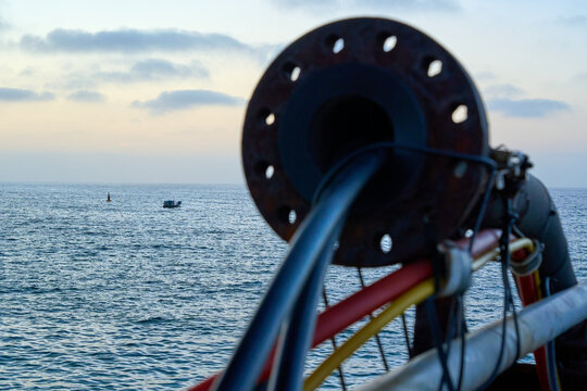 Wave power machine offshore, energy transmission cable