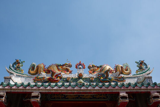 Statue of two dragons on the Chinese Shrine roof