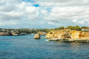 Fototapeta premium Kleine, aber feine Wanderung zum Felsentor Es Pontàs und der Küstenstadt Santanyí im Süden der Balleareninsel Mallorca - Spanien