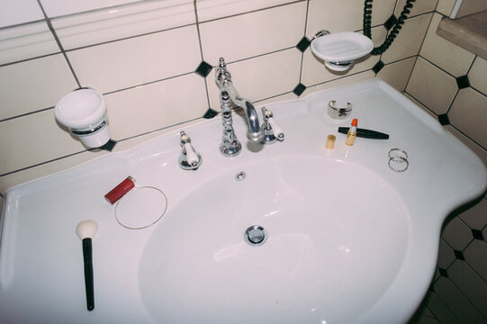 Cosmetics on the sink