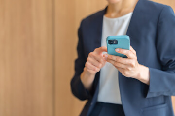 スマートフォンを使うビジネス女性