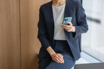 スマートフォンを使うビジネス女性