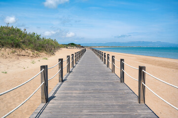 Obraz premium Wooden walkway a quiet beach