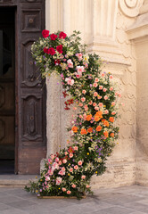 Fiori decorativi fuori dalla chiesa