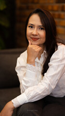 Retrato de mujer en oficina