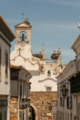 Vista de las calles pintorescas de Faro en el sur de Portugal. 