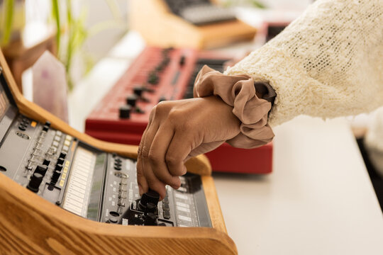 Hand using synthesizer