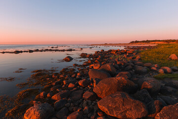 Abendrot an der Ostseeküste mit angeleuchteten Steinen, Horneks Odde,  Laeso, Nordjütland,...