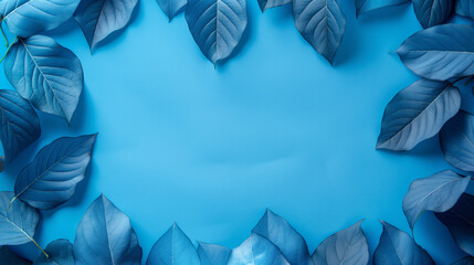 Folhas azuis emolduram um fundo azul com espaço de cópia