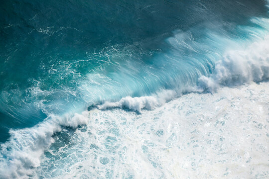 Ocean waves crashing on a sunny day in nature outdoor