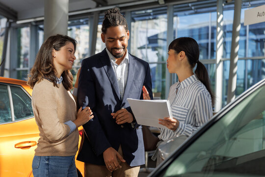 Couple learning about details to buy a car