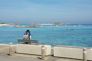 Randonneurs en bord de mer en Bretagne - France