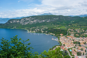 Blick auf Garda am Gardasee (Venetien, Italien) vom Felsen La Rocca.