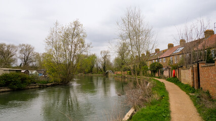 Obraz premium Scenic landscape view overlooking Thames River, pathway and red brick houses in city of Oxford, England UK