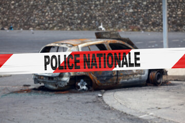 Obraz premium French police tape on front of a burnt car