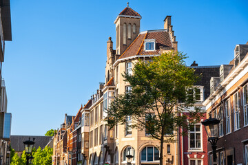Naklejka premium Eine Gasse mit alten Häusern in der Innenstadt von Utrecht, Niederlande