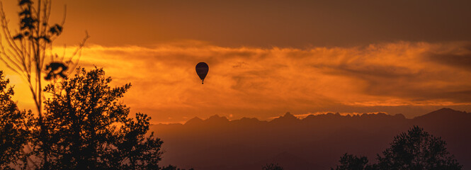 Fototapeta premium sunset in the mountains