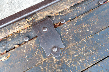 the handle has been removed from the old door handle on the old bench