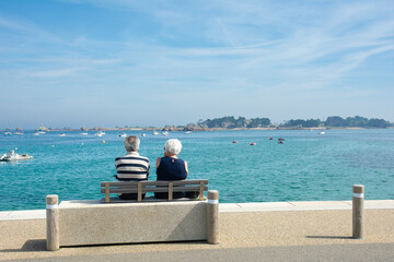 Randonneurs en bord de mer en Bretagne - France