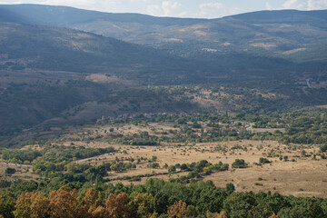 Fototapeta premium Mountain scenery in the northern mountains of Madrid on a summer day