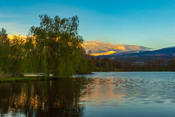 Zimowa Śnieżka w odbiciu wiosennych Stawów Podgórzyńskich - Karkonosze, Dolny Śląsk © krzys ser