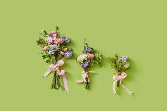 Multicoloured flowers arranged in big, medium and small compositions