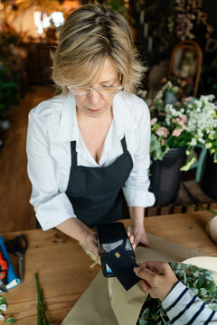 Florist processing payment with mobile pos