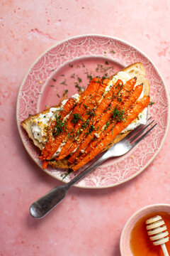 Toast with carrots and feta