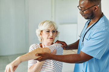 senior care exercise physical therapy exercising help assistence retirement home physiotherapy physiotherapist fitness gym strech clinic therapist elderly woman band stretching man