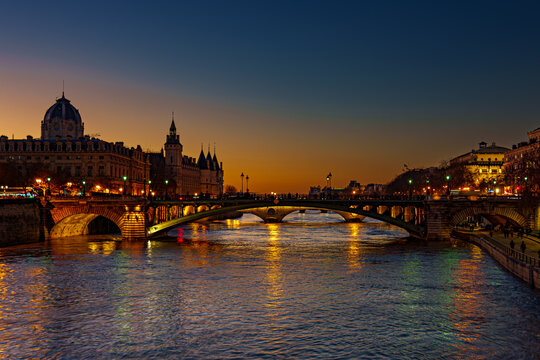 Pont d'Arcole &agrave; Paris au coucher du soleil