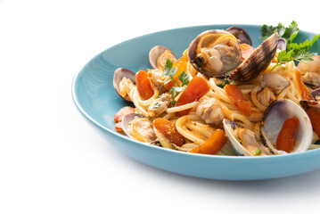 Piatto di spaghetti conditi con bottarga e vongole veraci, pasta italiana, cibo mediterraneo 