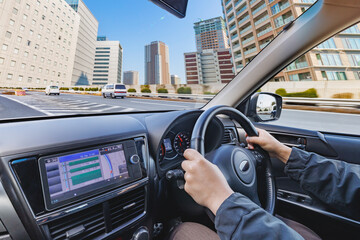 高速道路を走る車からの景色