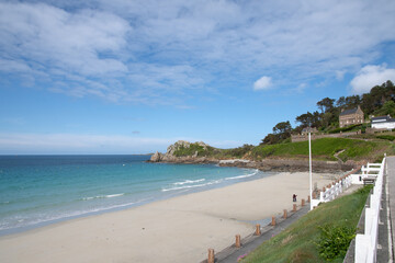 Obraz premium La magnifique plage Trestrignel de Perros-Guirec en Bretagne - France