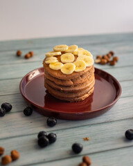 Assiette de pancakes avec un topping banane