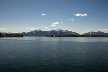Blick über den Chiemsee mit Segelboot