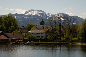 Naklejka premium Blick über den Chiemsee zur Fraueninsel mit dem berühmten Campanile