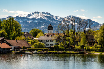 Fototapeta premium Blick über den Chiemsee zur Fraueninsel mit dem berühmten Campanile