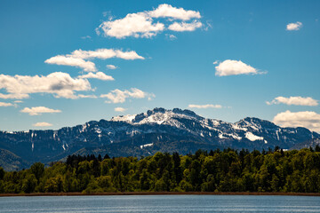 Blick &uuml;ber den Chiemsee im Hintergrund die Kampenwand