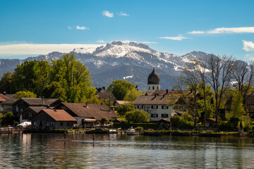 Frühling am Chiemsee mit Blick zur Fraueninsel und dem berühmten Campanile